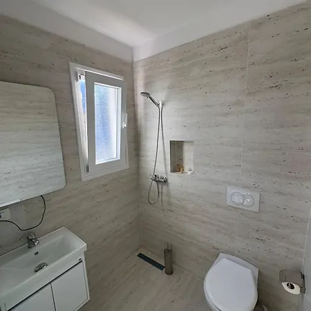 Skura , Hotel Librazhet