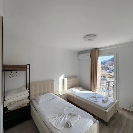 Hotel Skura , Librazhet