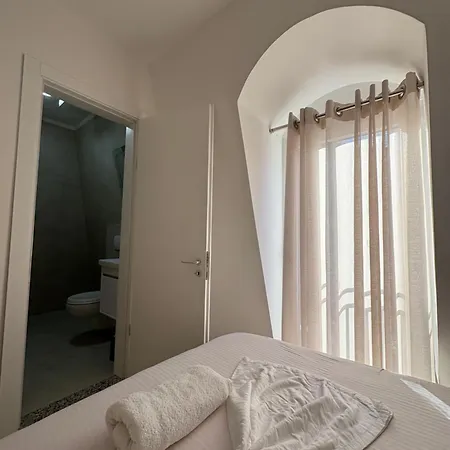 Skura , Hotel Librazhet