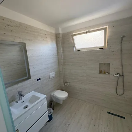 Hotel Skura , Librazhet